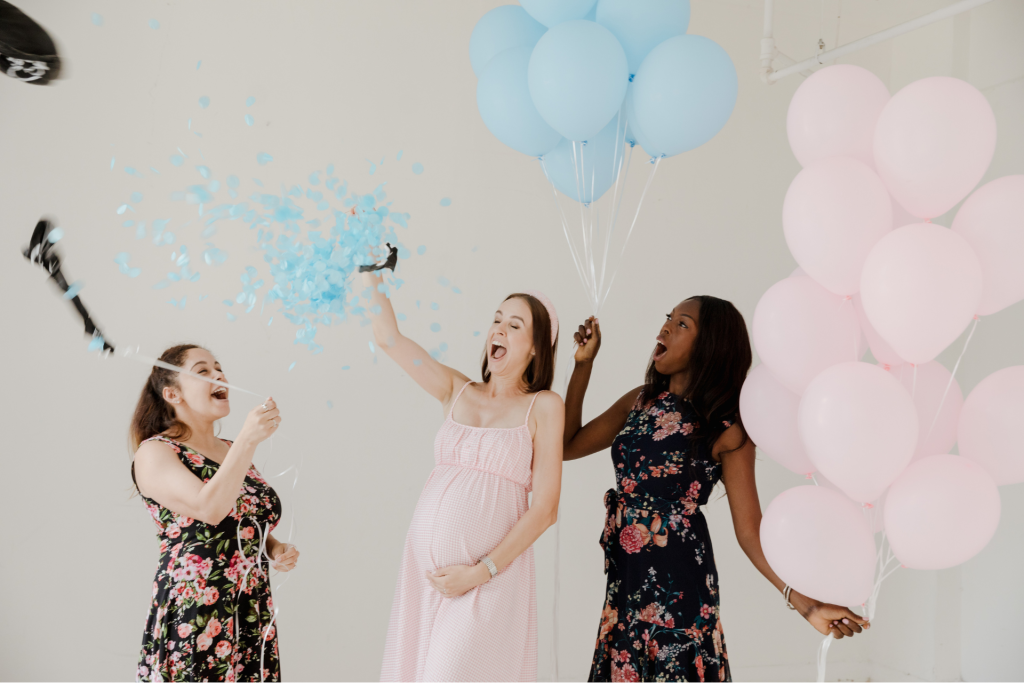 in-bshower-peach-fotografia-celebracion-de-mujeres-con-globos-azules-y-rosados-confeti-celeste.jpg
