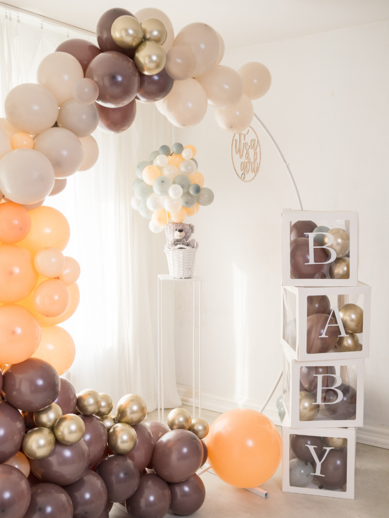 in-bshower-peach-fotografia-globos-cafes-y-naranja-arreglo-cajas-con-globos-baby-y-oso-gris-en-canasta.jpg
