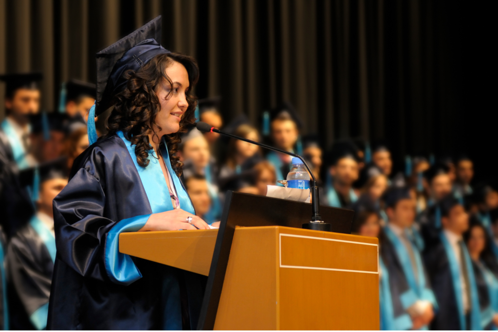 in-gradua-celebration-light-fotografia-mujer-dando-discurso-de-graduacion-toga-azul.jpg
