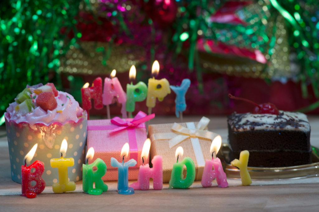 invitacion-digital-cumple-boy-blue-fotografia-velitas-encendidas-y-regalos-con-pasteles-a-los-lados