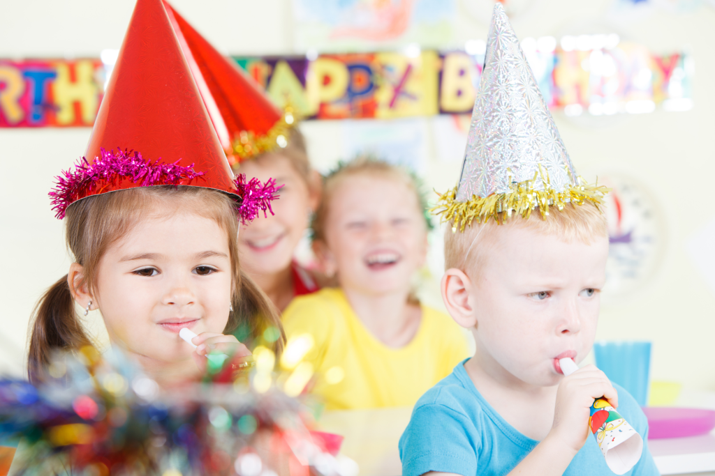 invitacion-digital-cumple-boy-blue-fotogrfia-ninos-celebrando-cumpleanos-con-gorritos