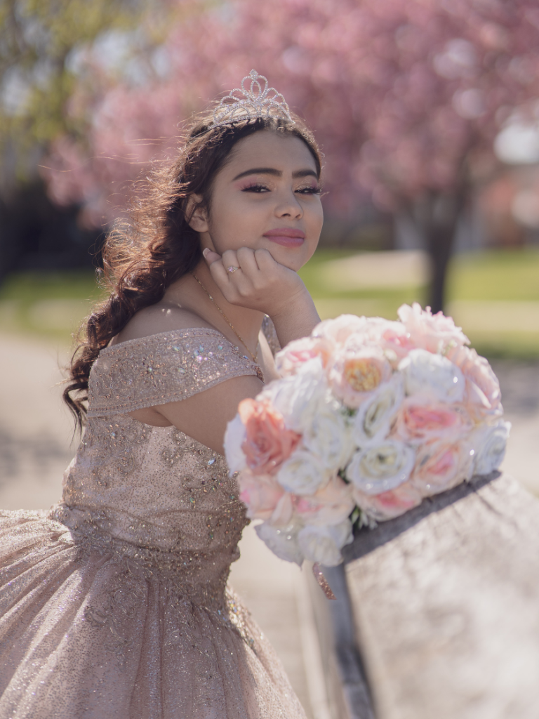 invitacion-digital-XV-hapy-pink-fotografia-vertical-quinceanera-posando-en-jardin-con-ramo