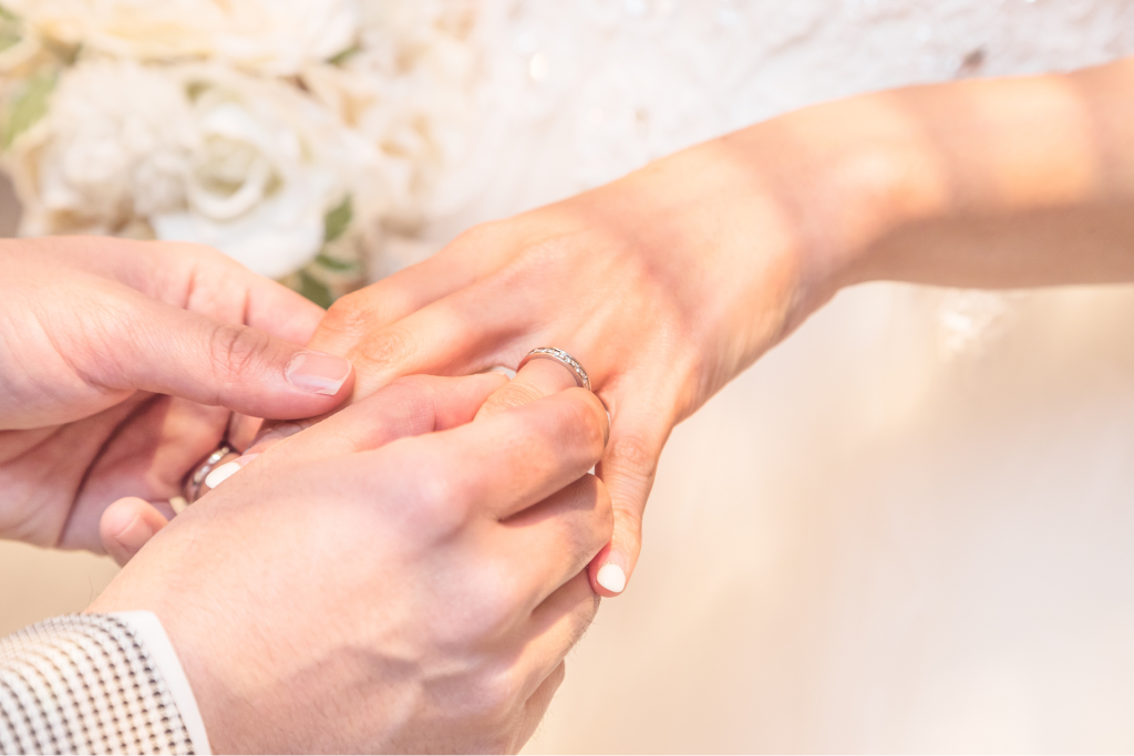 invitacion-digital-boda-deluxe-classic-fotografia-boda-manos-pareja-esposos-colocando-anillo