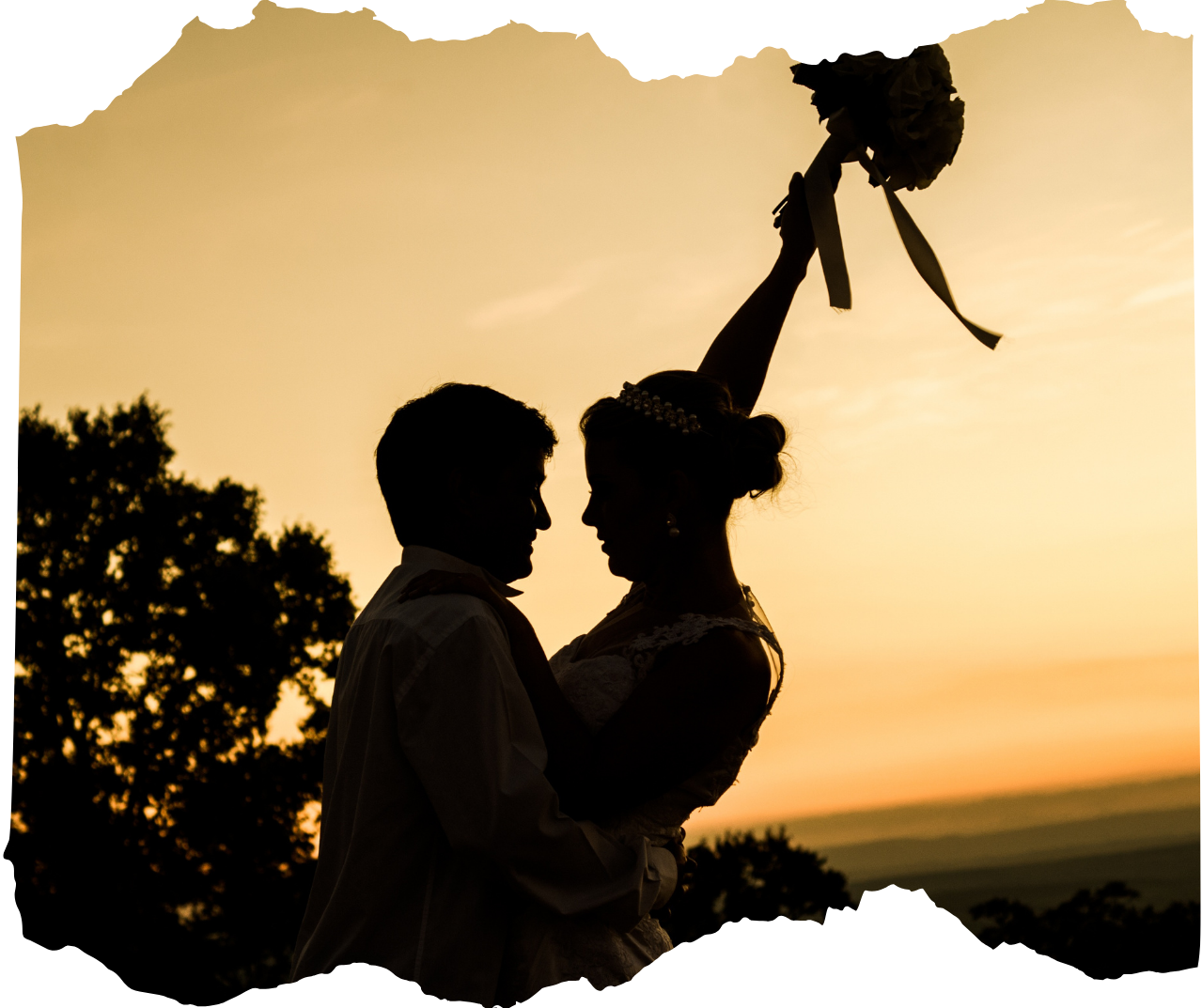 invitacion-digital-boda-garden-style-foto-contorno-desgarrado-pareja-abrazados-atardecer-novia-con-ramo-arriba