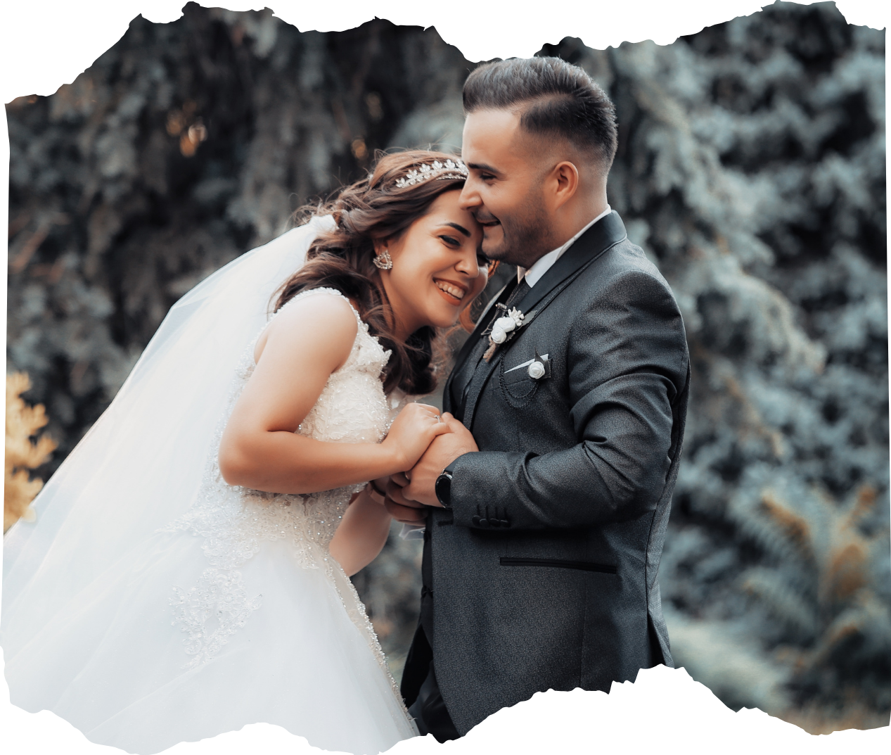 invitacion-digital-boda-garden-style-foto-pareja-en-jardin-esposos-novio-traje-gris-vestido-de-novia-contorno-desgarrado