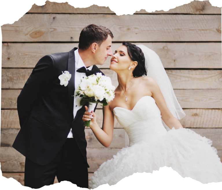 invitacion-digital-boda-garden-style-foto-pareja-novios-esposos-ramo-traje-vestido-novia-fondo-madera-borde-rasgado