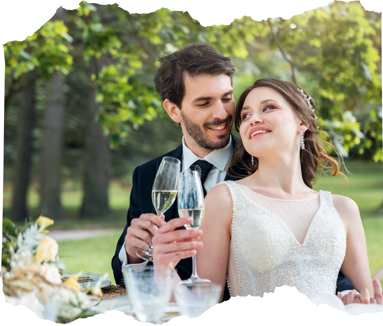 invitacion-digital-boda-garden-style-pareja-esposos-jardin-copas-champagne-vestido-novia-borde-desgarrado