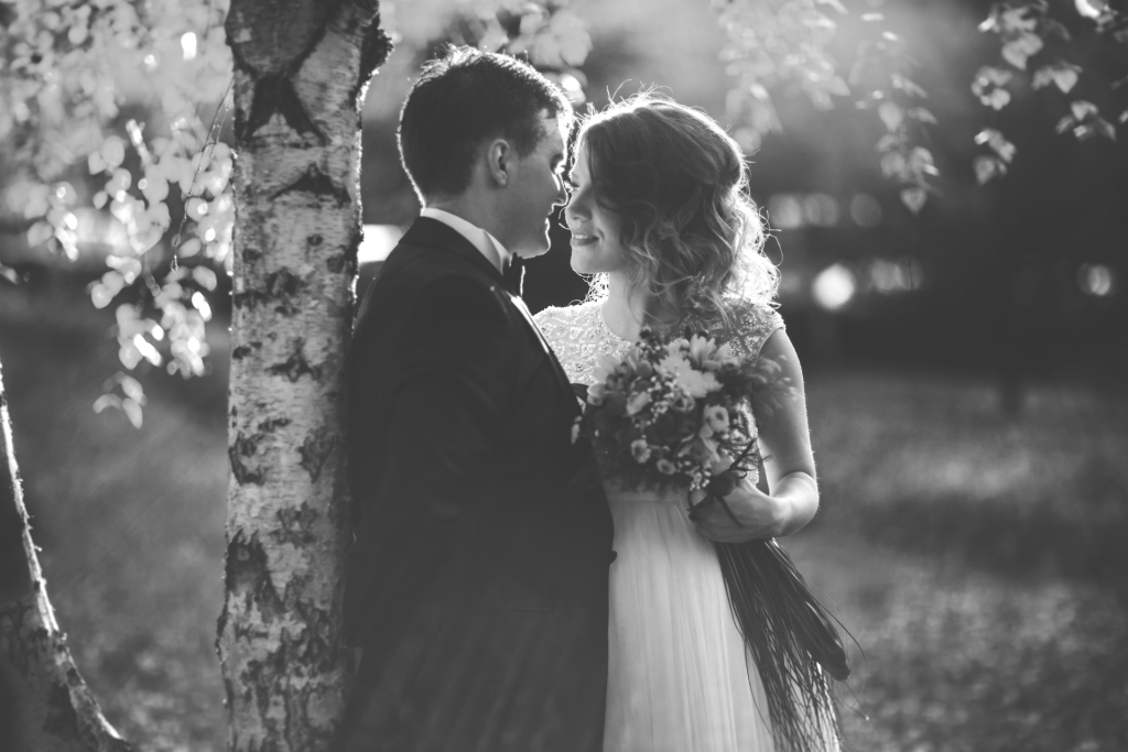 invitacion-digital-boda-golden-blue-foto-pareja-esposos-en-bosque-con-ramo-blanco-y-negro