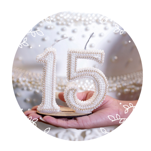 invitacion-digital-XV-classic-rose-foto-circular-mano-sosteniendo-velas-numero-15