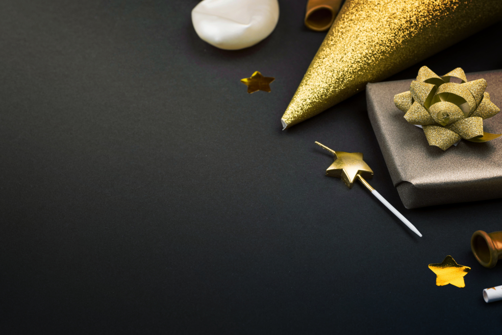 invitacion-digital-cumple-black-and-gold-fotografia-base-negra-regalo-accesorios-dorados-de-fiesta