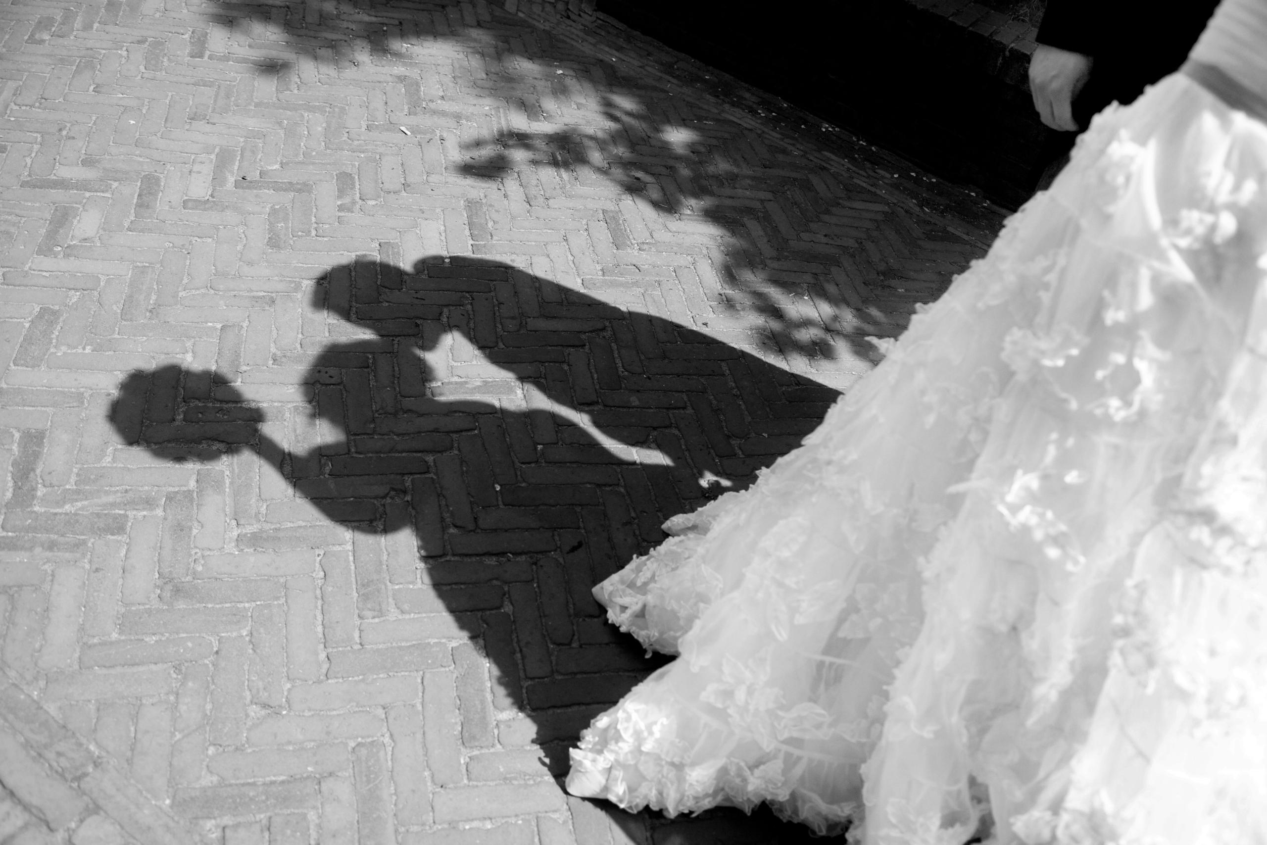 in-boda-classic-fotografia-blanco-y-negro-sombra-sobre-suelo-de-pareja-abrazada.jpg