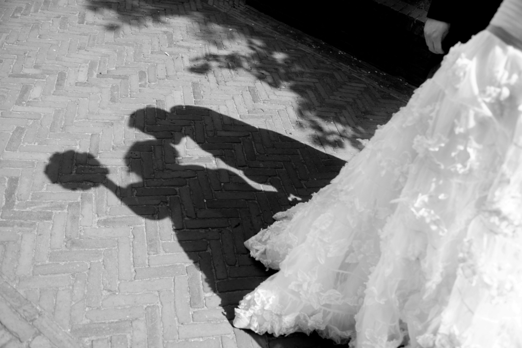 in-boda-classic-fotografia-blanco-y-negro-sombra-sobre-suelo-de-pareja-abrazada.jpg