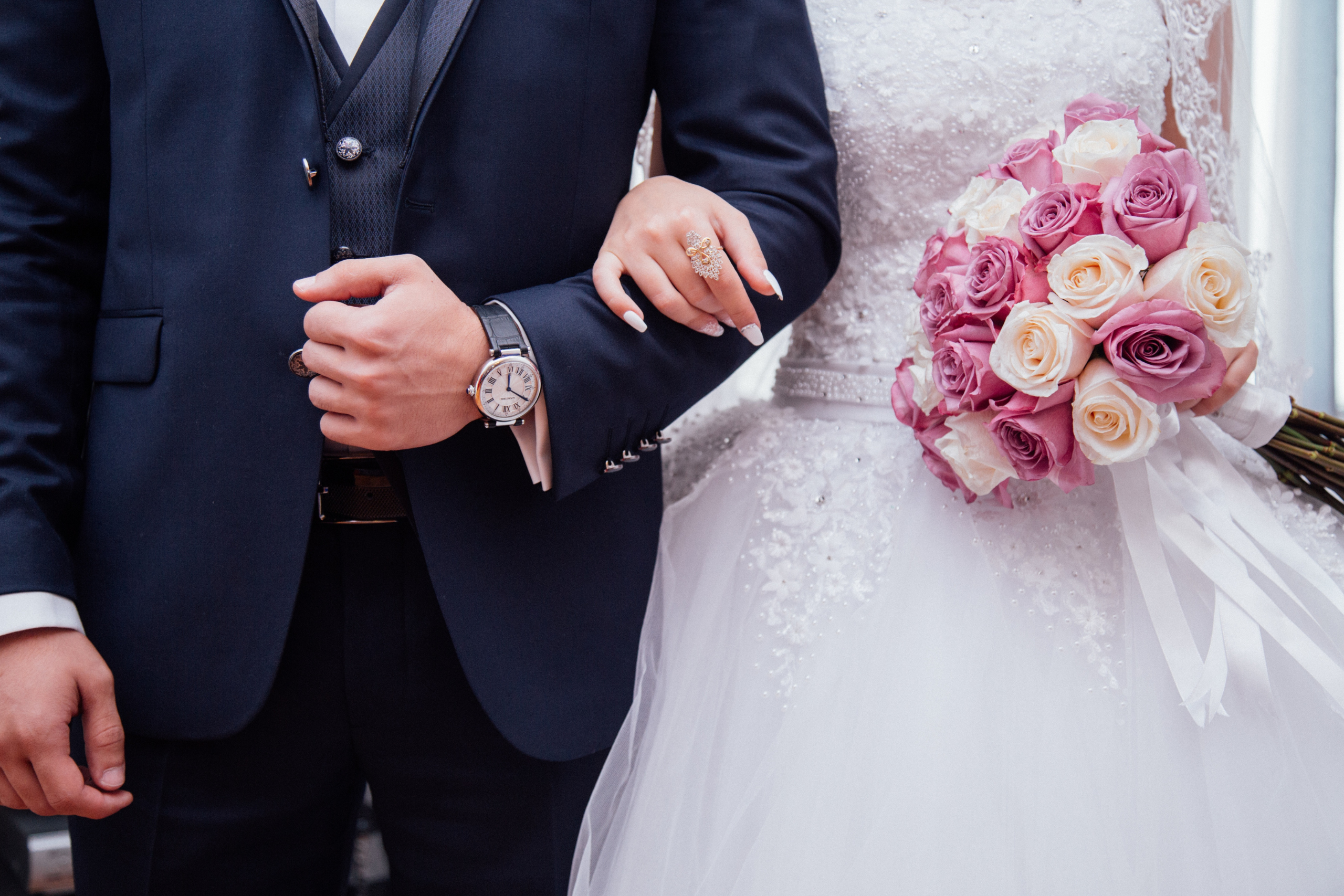 in-boda-classic-fotografia-brazos-de-pareja-hombre-con-rejol-mujer-con-ramo.jpg
