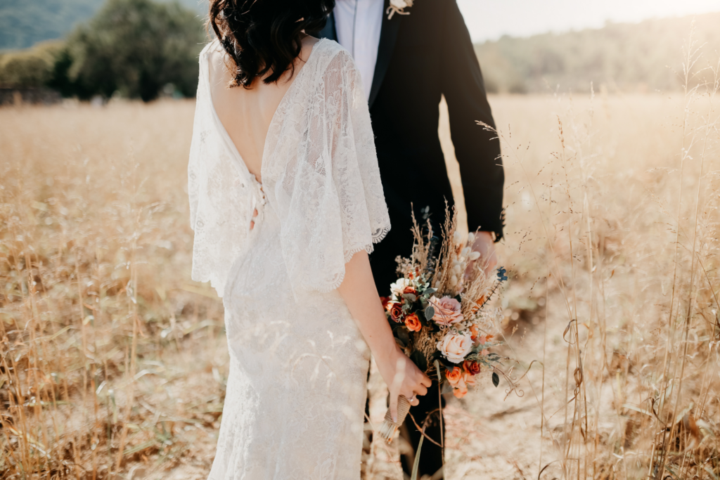 in-boda-classic-fotografia-de-pareja-besandose-en-campo-seco-mujer-con-ramo.jpg