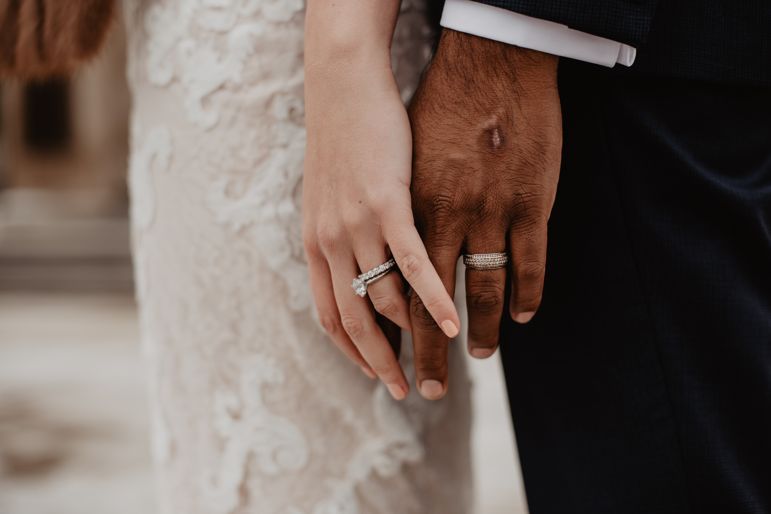 in-boda-classic-fotografia-manos-de-pareja-con-anillos.jpg