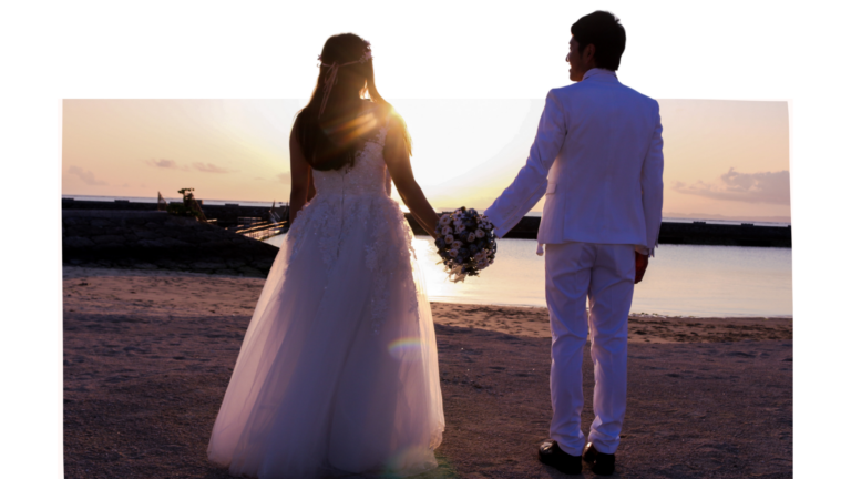 invitacion-digital-boda-otono-pareja-esposos-tomados-de-mano-en-playa-atardecer-recortada-horizontal-superior