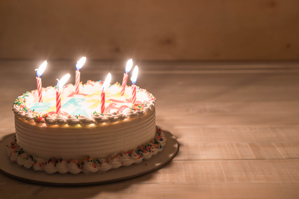 invitacion-digital-cumple-50-anos-fotografia-horizontal-pastel-con-velitas-rojas-encendidas