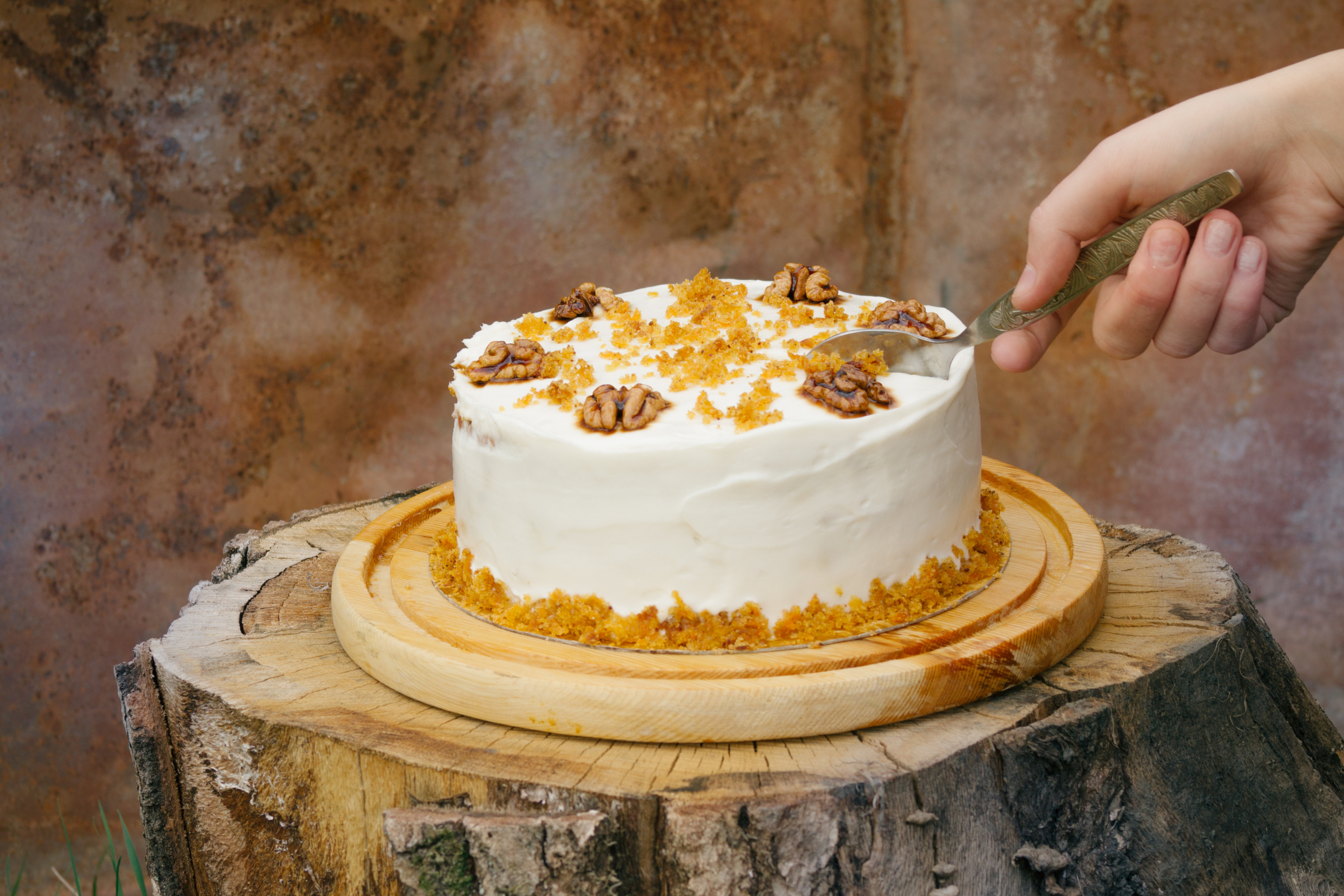 invitacion-digital-cumple-50-anos-fotografia-mano-cortando-pastel-fondo-cafe