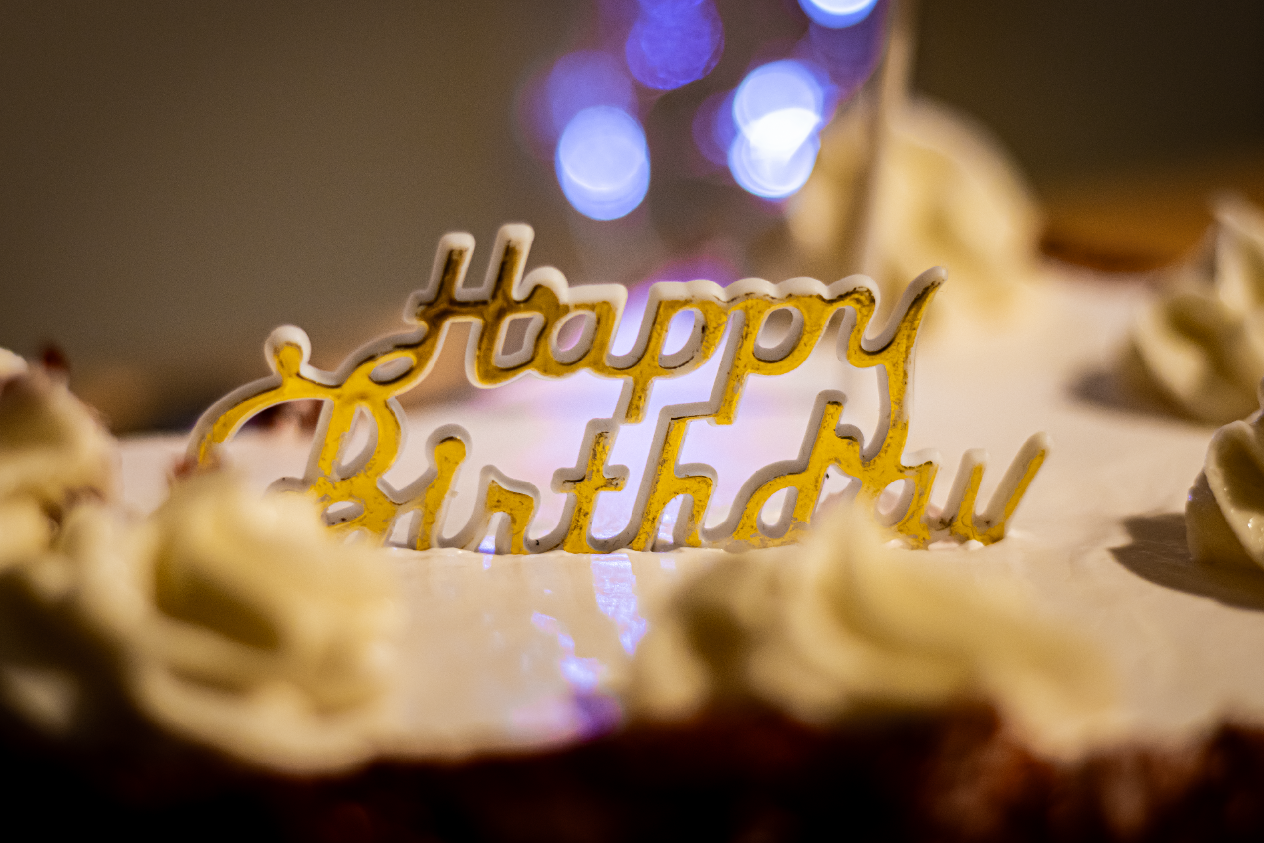 invitacion-digital-cumple-50-anos-fotografia-primer-plano-pastel-candela