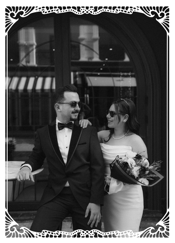 invitacion-digital-boda-black-and-white-foto-blanco-negro-pareja-con-lentes-oscuros-tacuche-vestido-de-novia-y-ramo