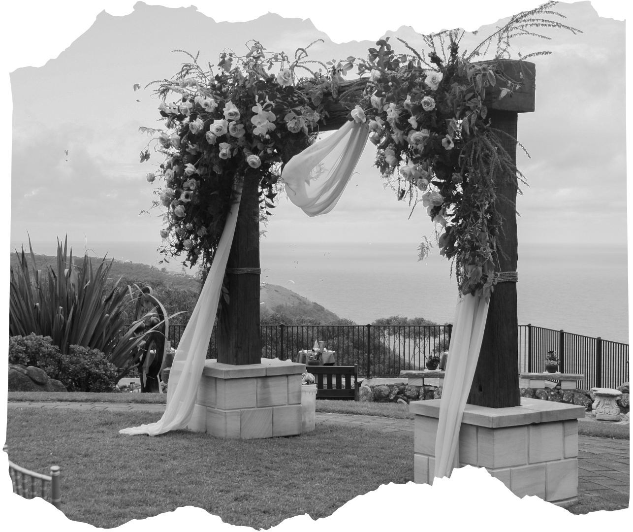 invitacion-digital-boda-black-and-white-foto-blanco-y-negro-marco-adornado-con-flores-en-jardin-2