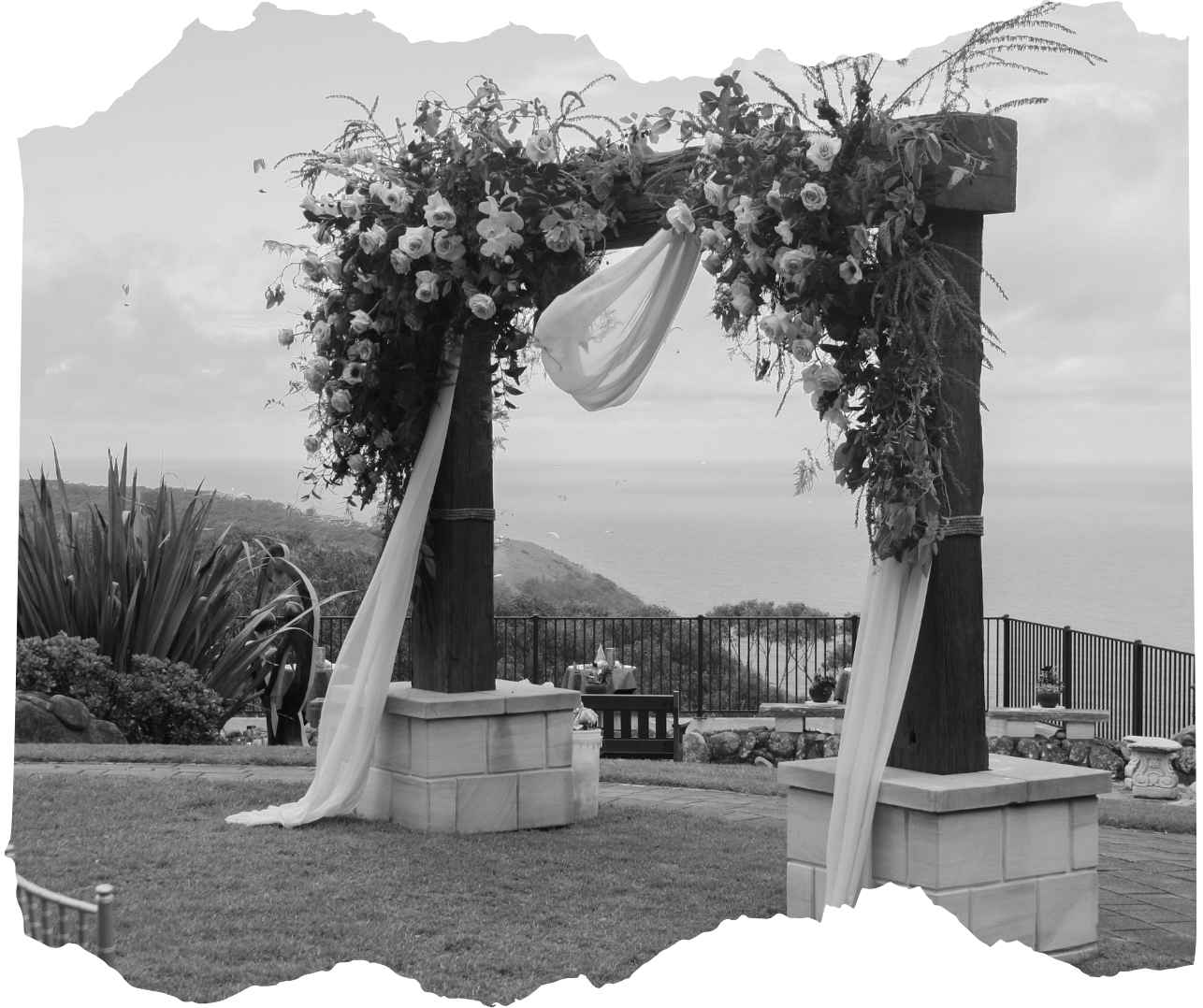 invitacion-digital-boda-black-and-white-foto-blanco-y-negro-marco-adornado-con-flores-en-jardin
