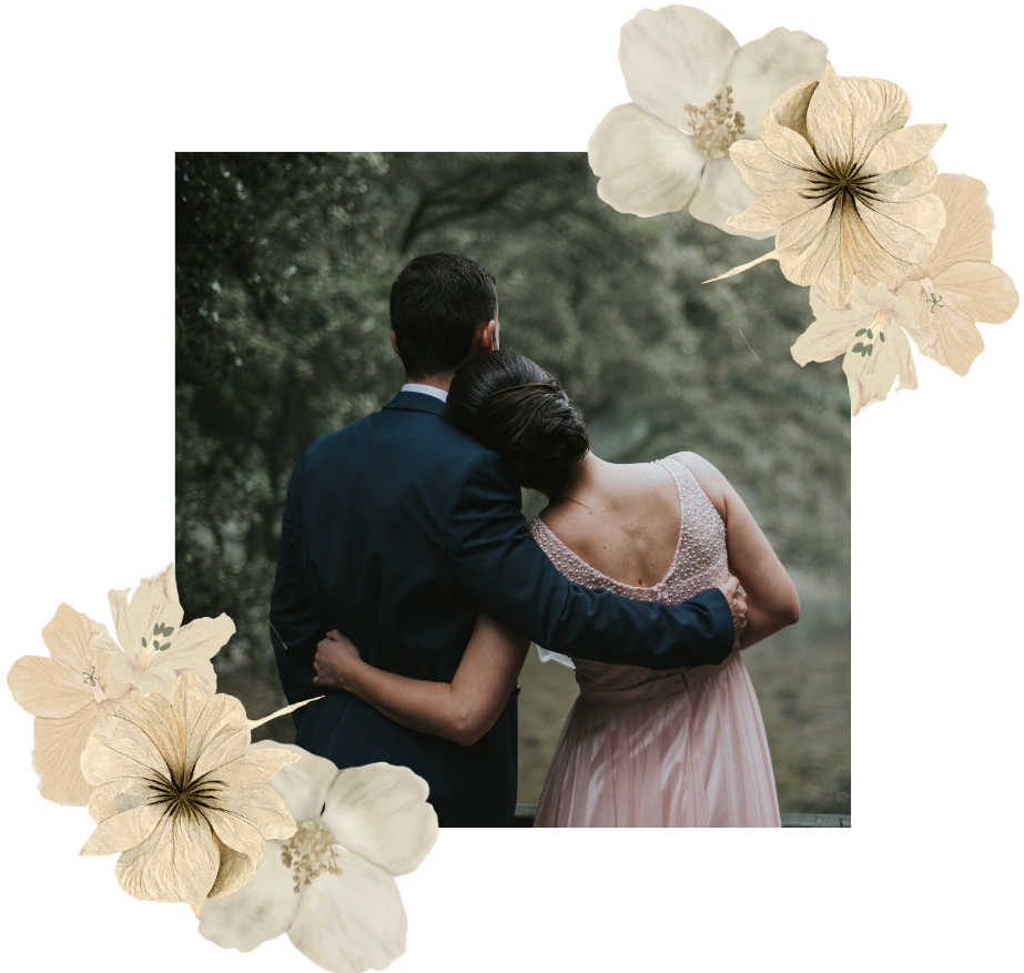 invitacion-digital-boda-garden-foto-pareja-abrazados-de-espalda-flores-en-esquinas