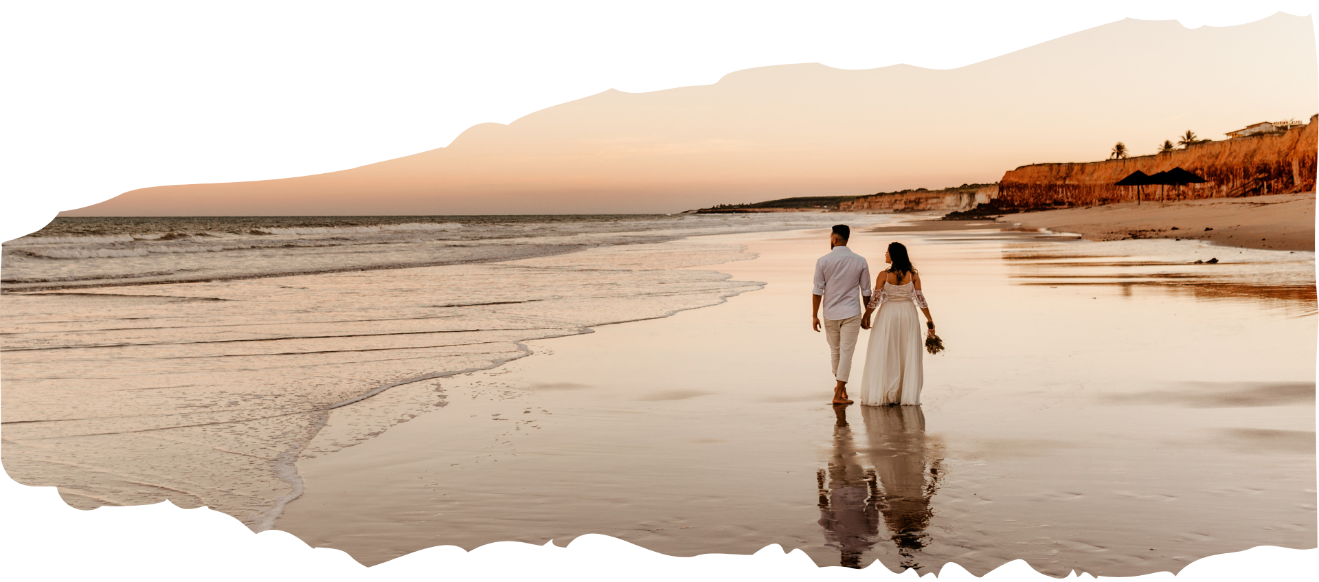 invitacion-digital-boda-ocean-foto-desgarrada-horizonal-pareja-caminando-en-playa-atardecer