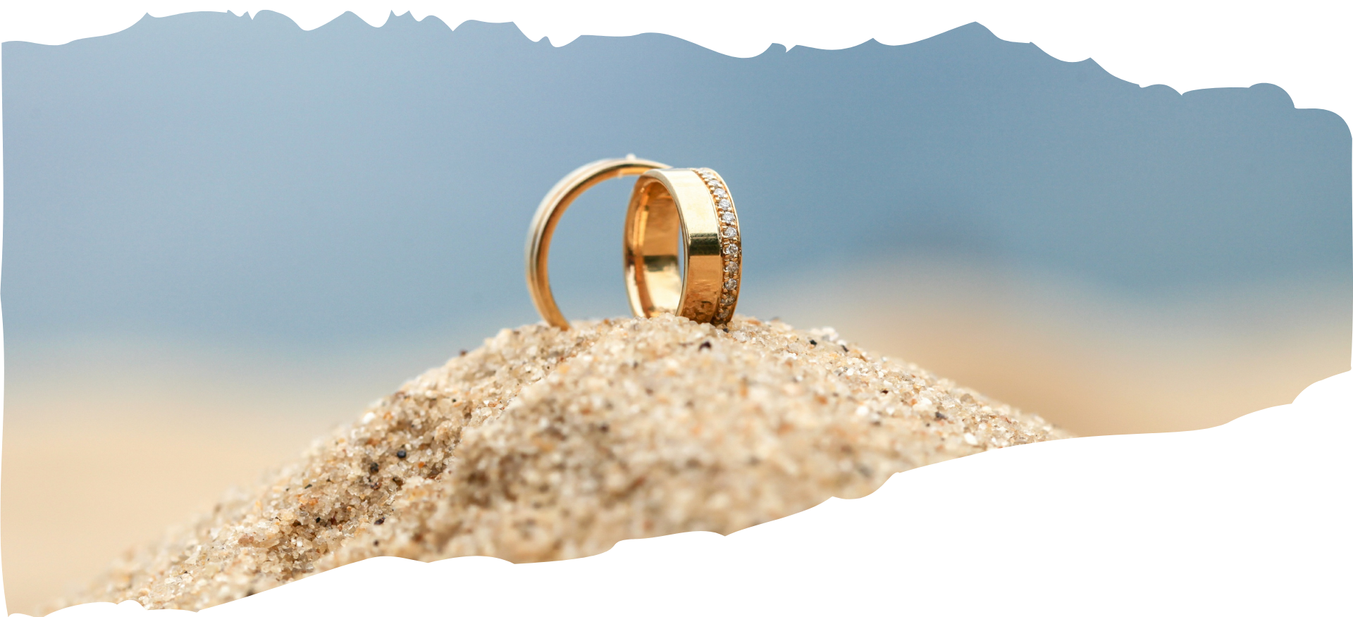 invitacion-digital-boda-ocean-foto-desgarrada-horizontal-anillos-dorados-en-la-arena