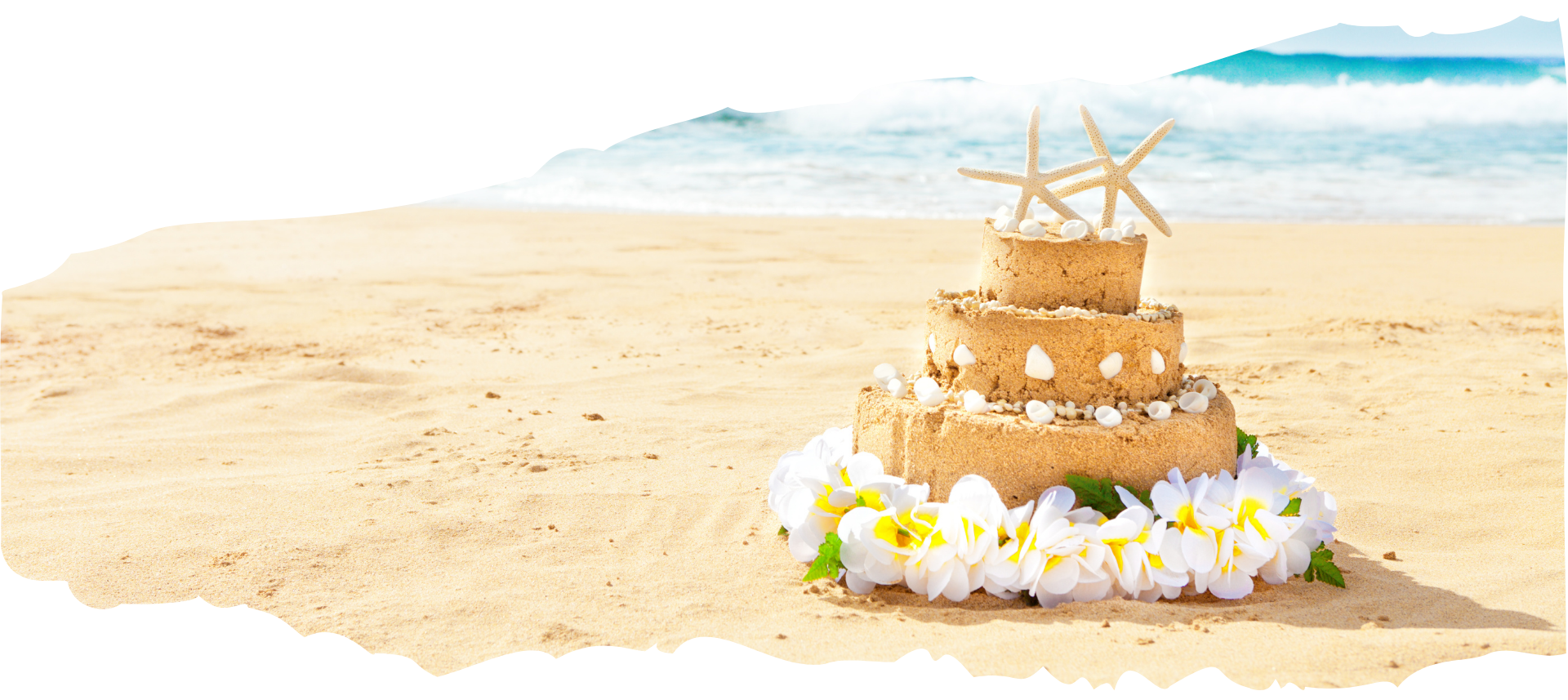 invitacion-digital-boda-ocean-foto-horizontal-desgarrada-pastel-de-arena-en-playa-con-flores-blancas-en-base