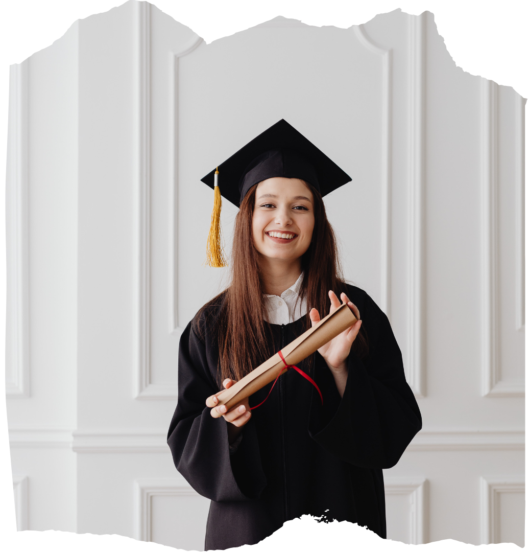 invitacion-digital-gradua-sweet-rose-fotografia-mujer-con-toga-y-birrete-diseno-desgarrada-horizontal-arriba-abajo