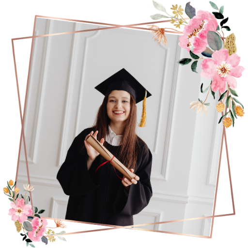 invitacion-digital-gradua-sweet-rose-fotografia-mujer-con-toga-y-birrete-sosteniendo-diploma-diseno-marco-bronce-con-flores-en-esquinas-2