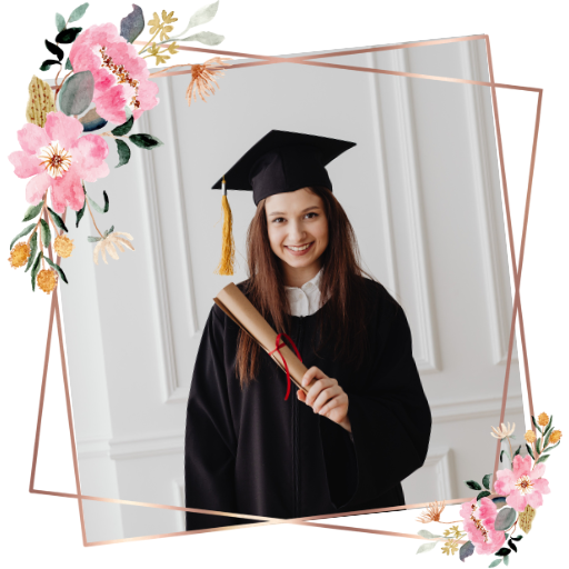 invitacion-digital-gradua-sweet-rose-fotografia-mujer-con-toga-y-birrete-sosteniendo-diploma-diseno-marco-bronce-con-flores-en-esquinas-3