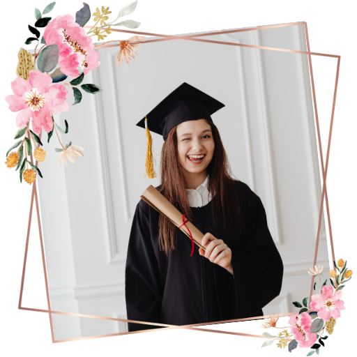 invitacion-digital-gradua-sweet-rose-fotografia-mujer-con-toga-y-birrete-sosteniendo-diploma-diseno-marco-bronce-con-flores-en-esquinas-4