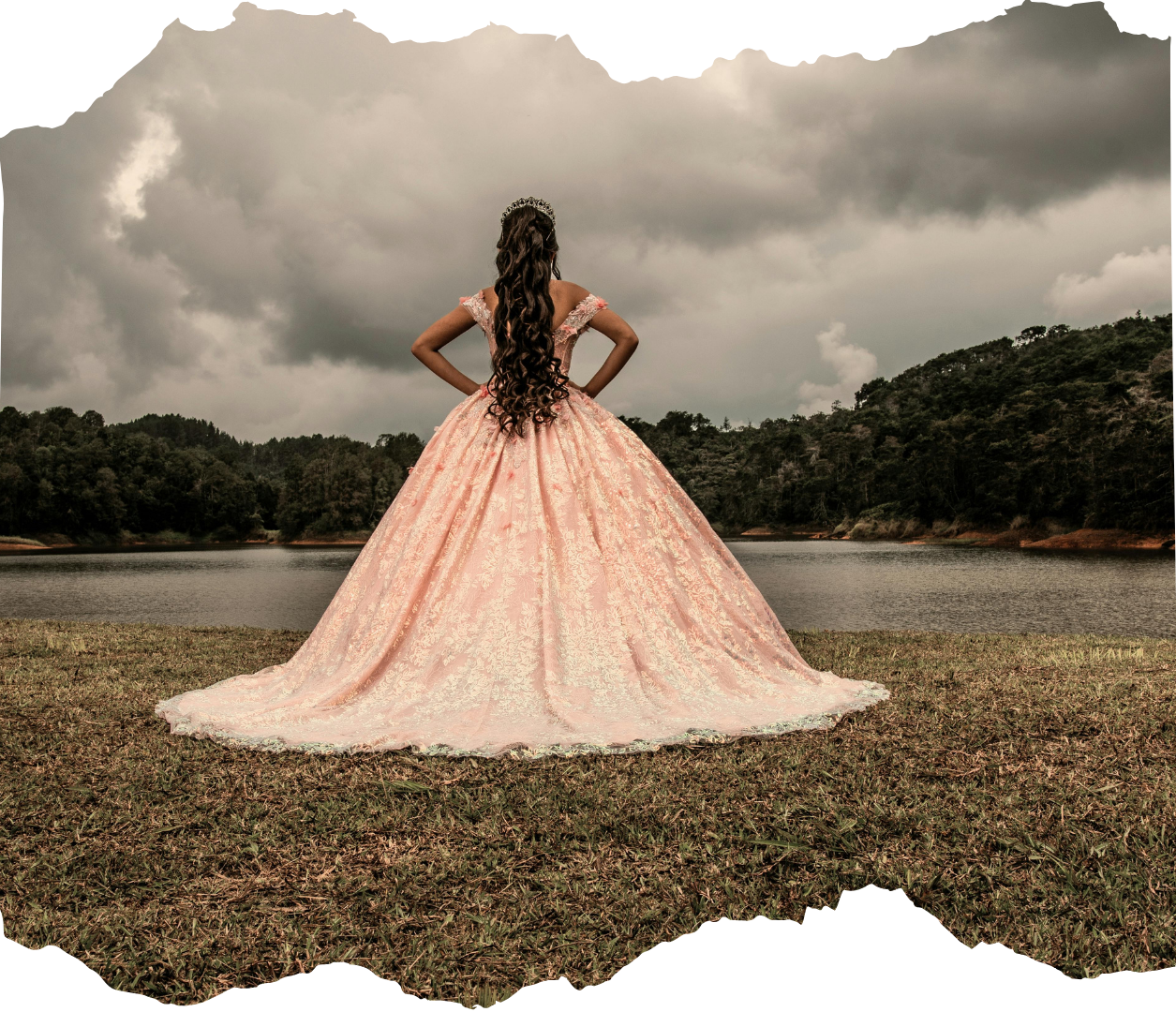 in-XV-harry-potter-fotografia-quinceanera-de-espaldas-con-vestido-rosa-orilla-del-lago.jpg
