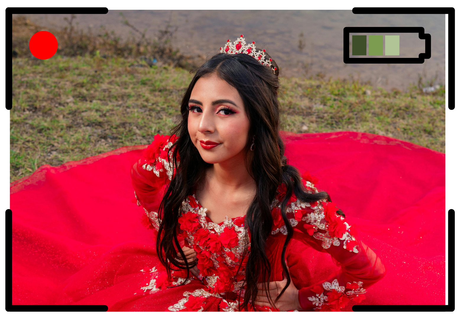 in-XV-hollywood-fotografia-quinceanera-con-vestido-rojo-marco-de-camara-con-bateria.jpg