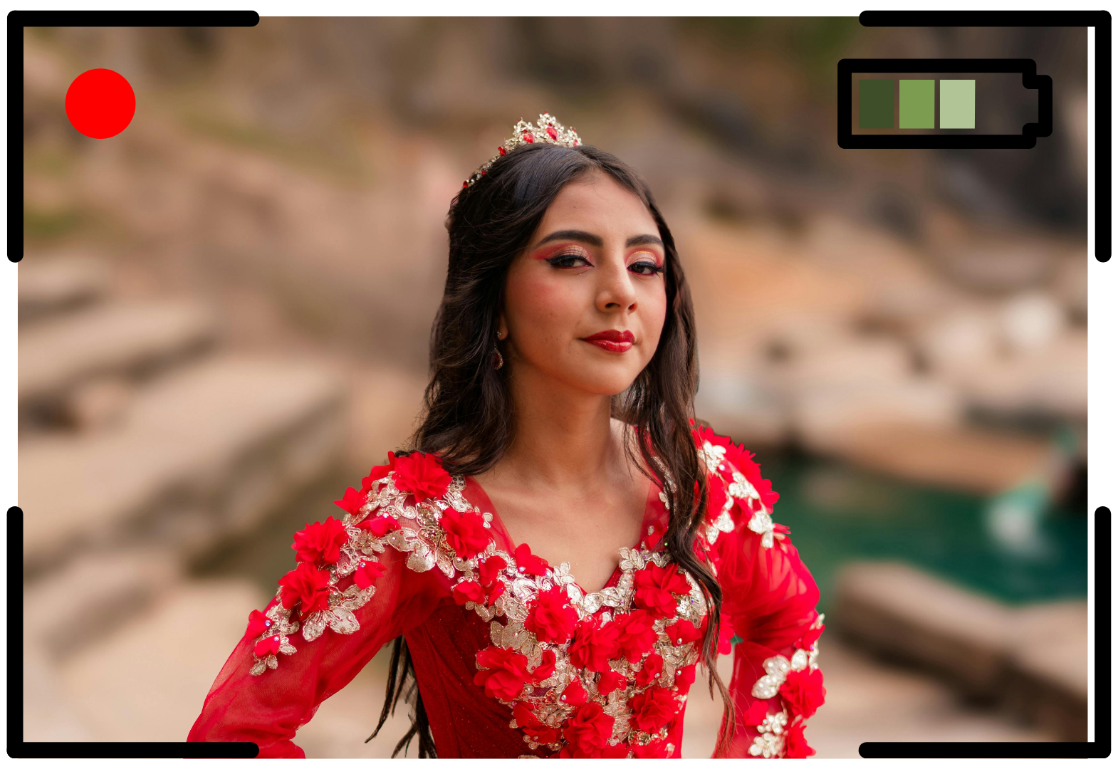 invitacion-digital-XV-hollywood-fotografia-quinceanera-vestido-rojo-fondo-montana-y-agua-en-pantalla-de-camara-2