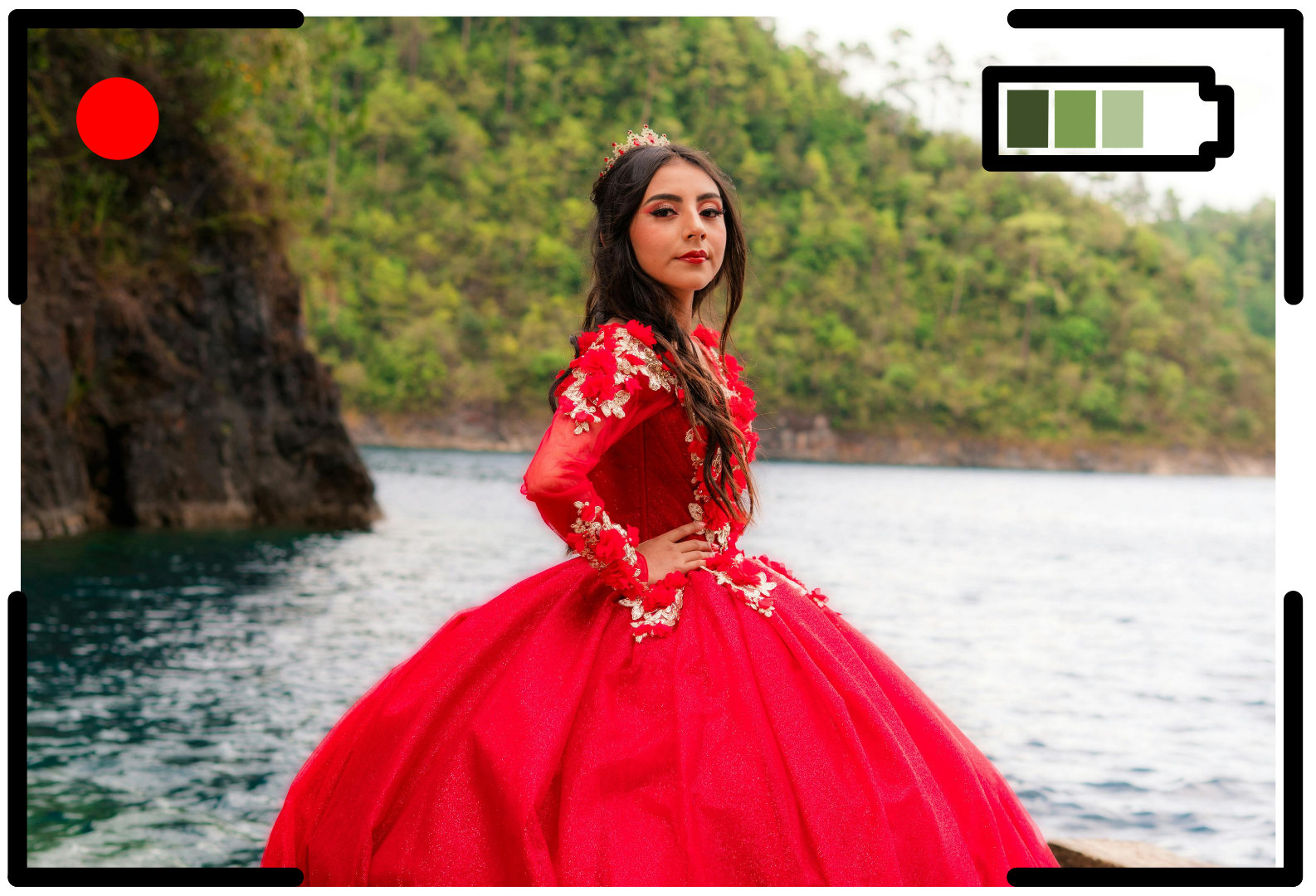 invitacion-digital-XV-hollywood-fotografia-quinceanera-vestido-rojo-fondo-montana-y-agua-en-pantalla-de-camara