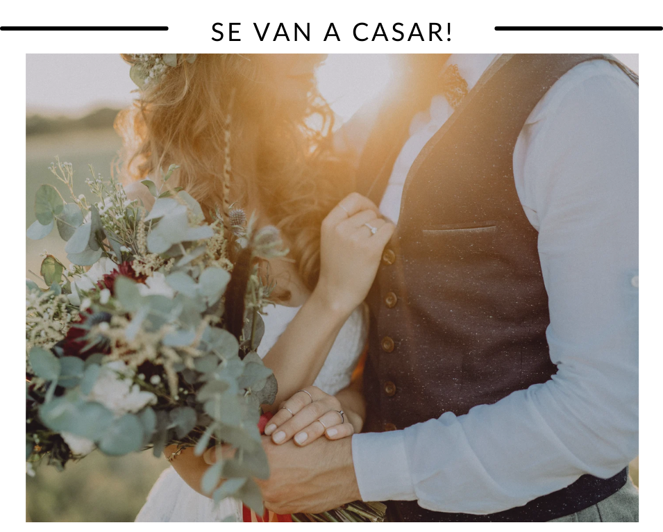 invitacion-digital-boda-jardin-secreto-del-amor-foto-pareja-abrazada-con-ramo-hombre-con-chaleco