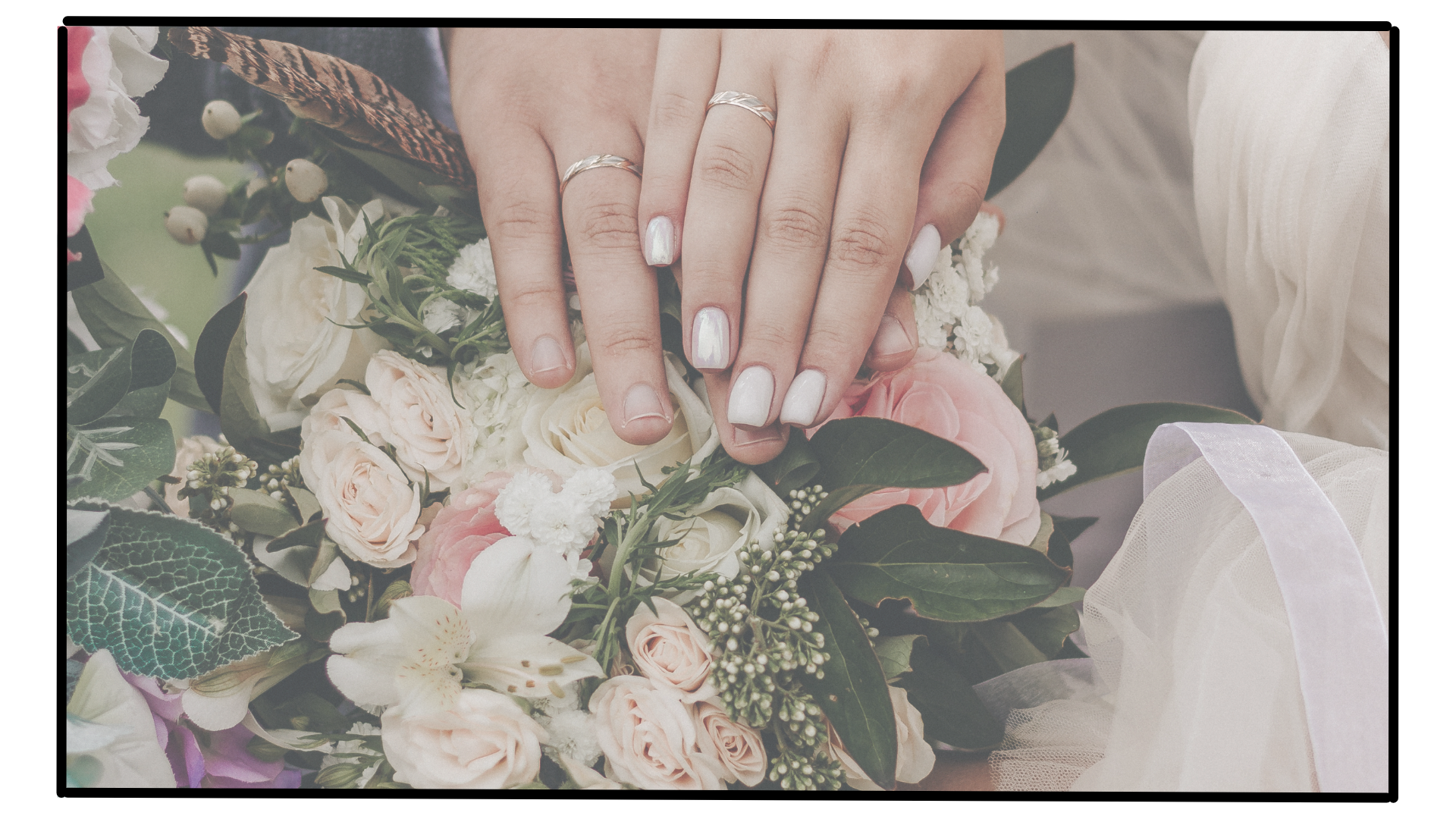 invitacion-digital-boda-jardin-secreto-del-amor-foto-transparencia-manos-de-pareja-con-anillos-sobre-ramo