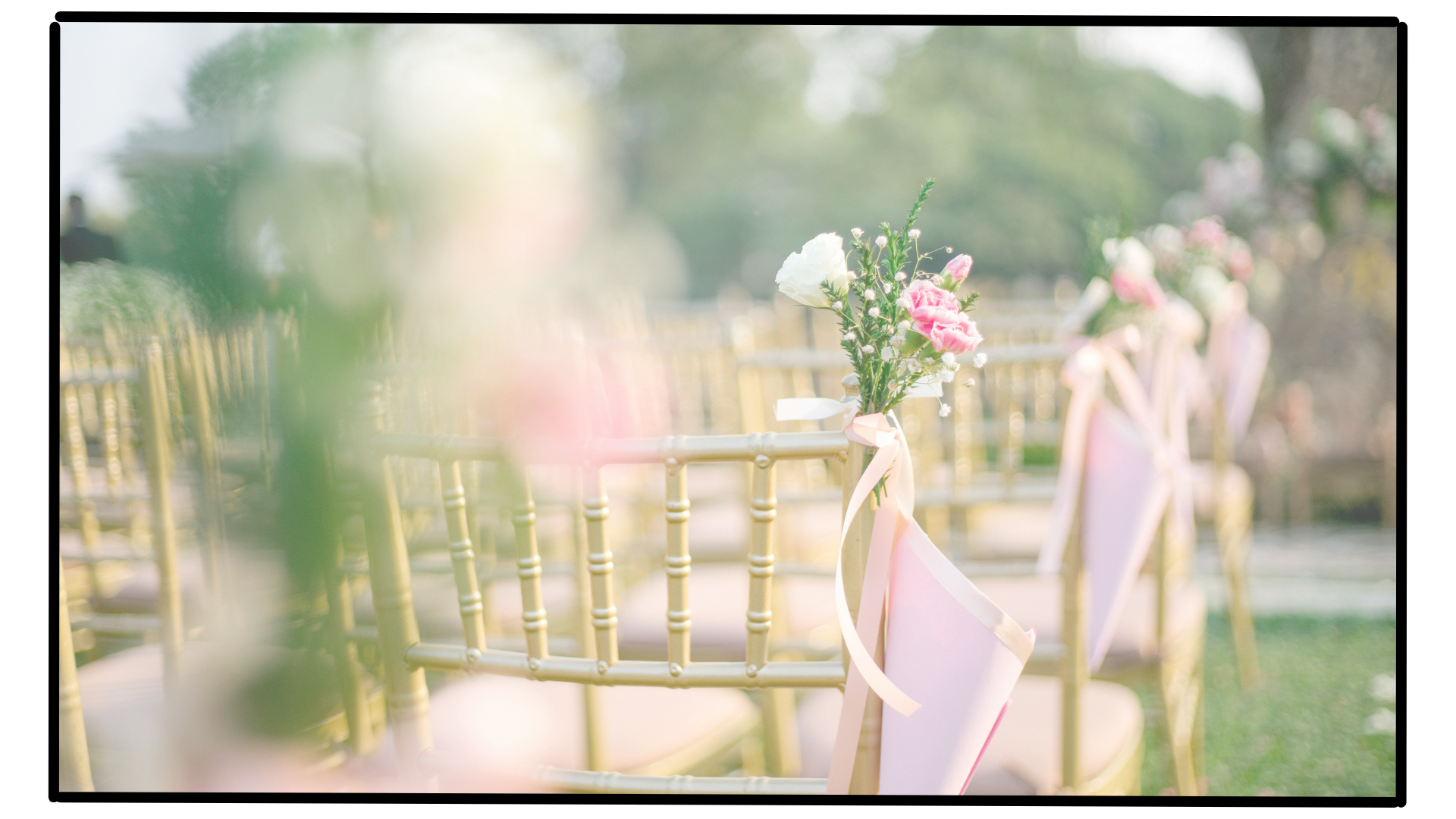 invitacion-digital-boda-jardin-secreto-del-amor-foto-transparencia-sillas-doradas-con-flores-rosa-y-blanco-en-jardin