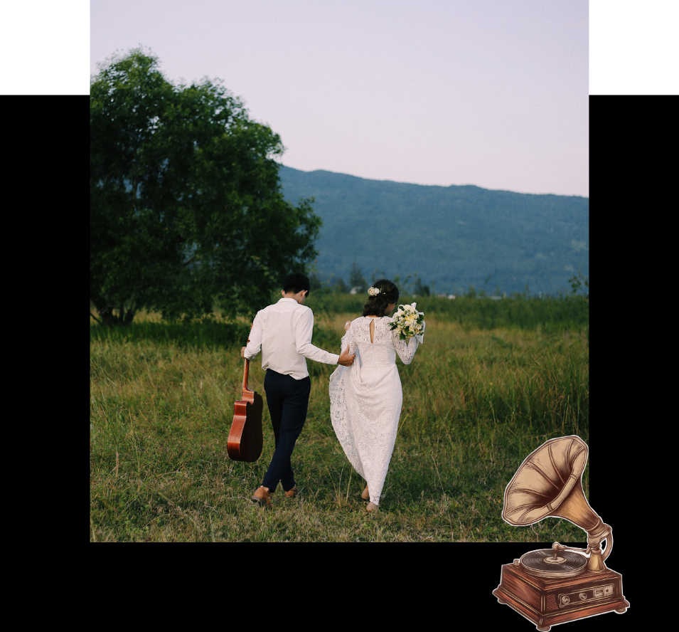 invitacion-digital-boda-promesa-jardin-secreto-foto-pareja-caminando-con-guitarra-gramofono