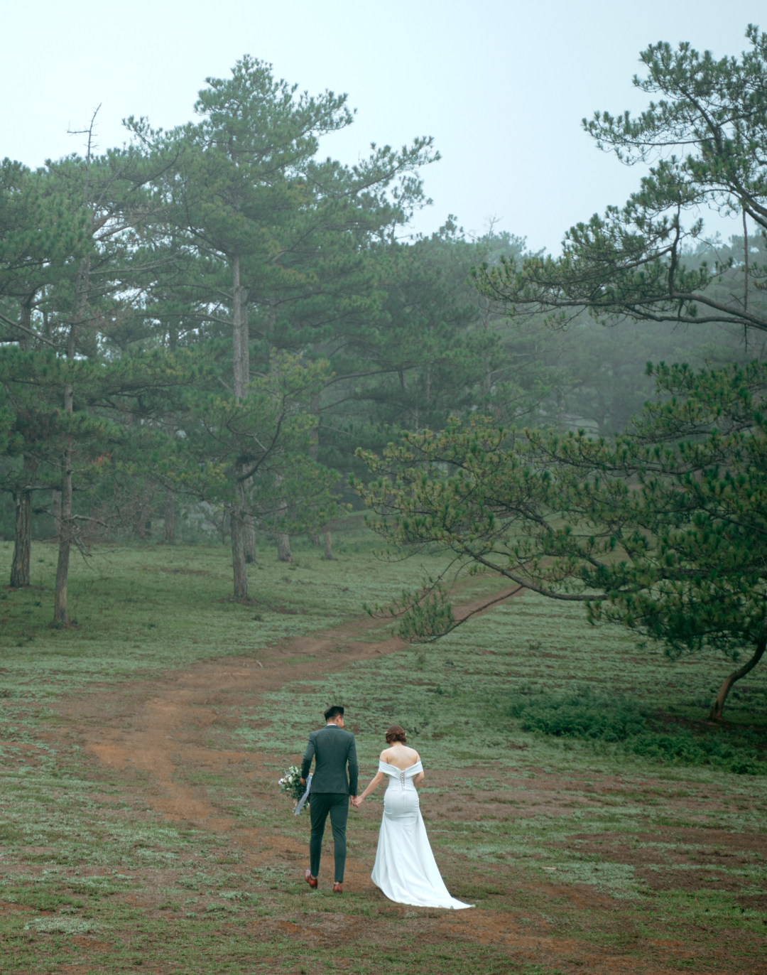 invitacion-digital-boda-promesa-jardin-secreto-foto-pareja-caminando-sendero-bosque-novio-con-ramo
