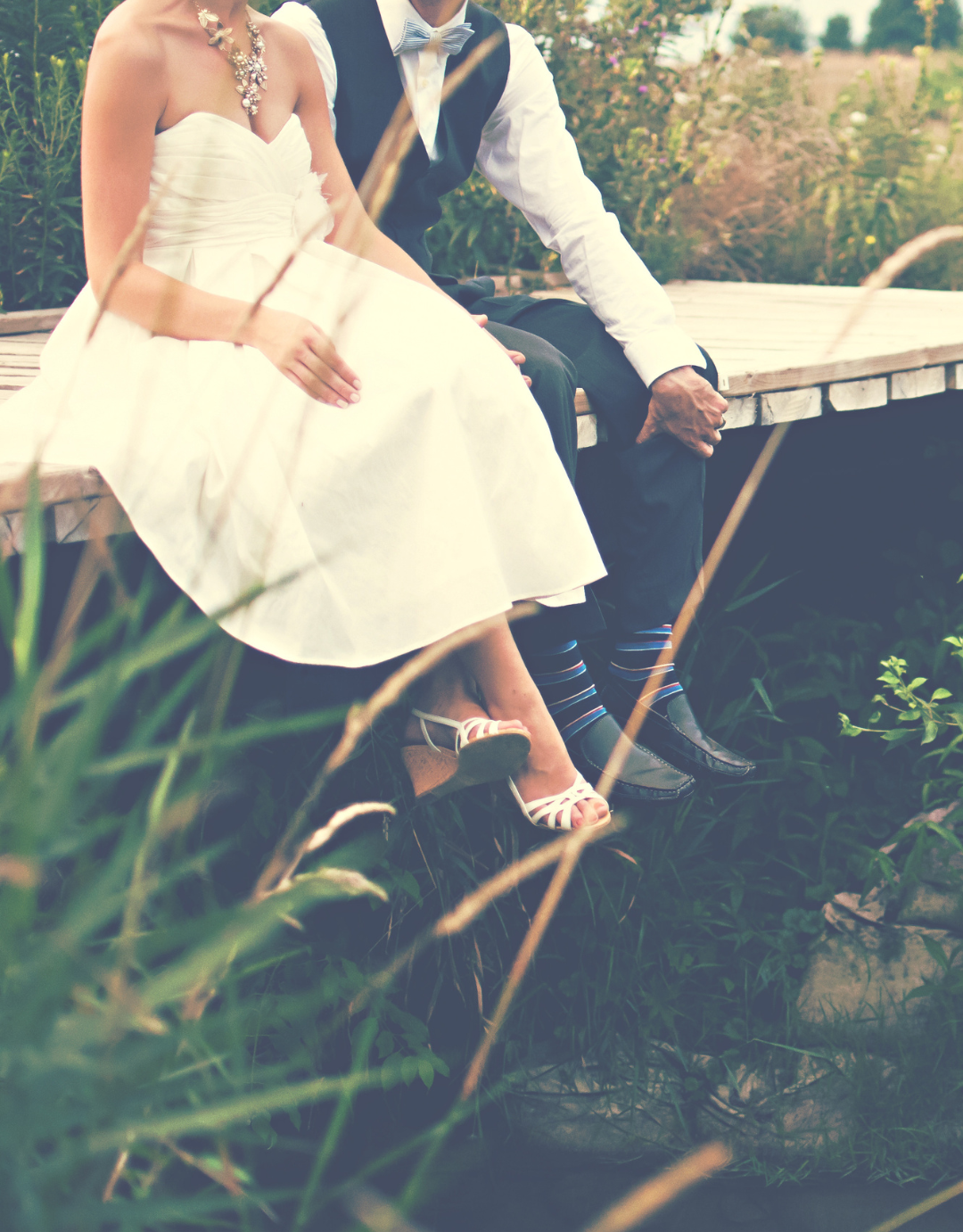 invitacion-digital-boda-promesa-jardin-secreto-foto-pareja-sentada-en-muelle-vestido-novia