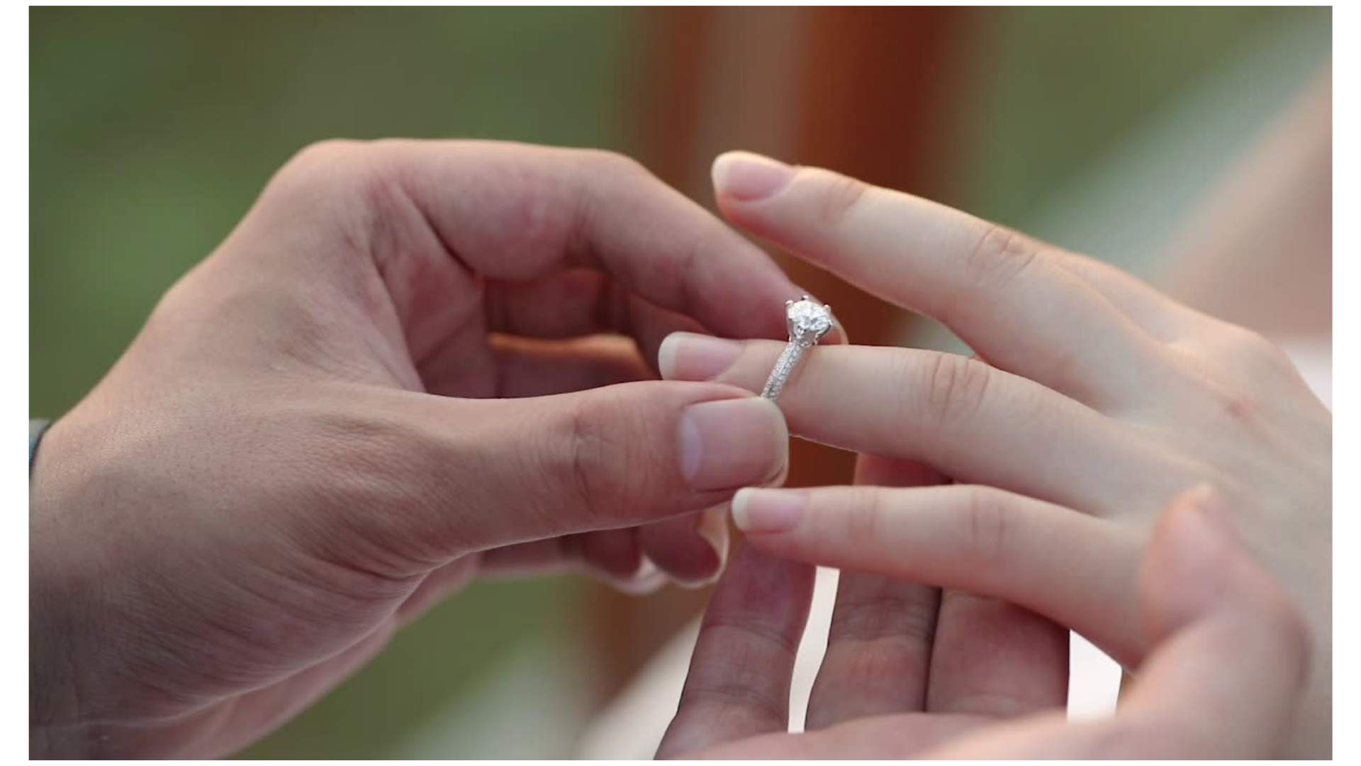 invitacion-digital-boda-romance-en-blanco-foto-manos-hombre-poniendo-anillo-con-diamante-a-mujer