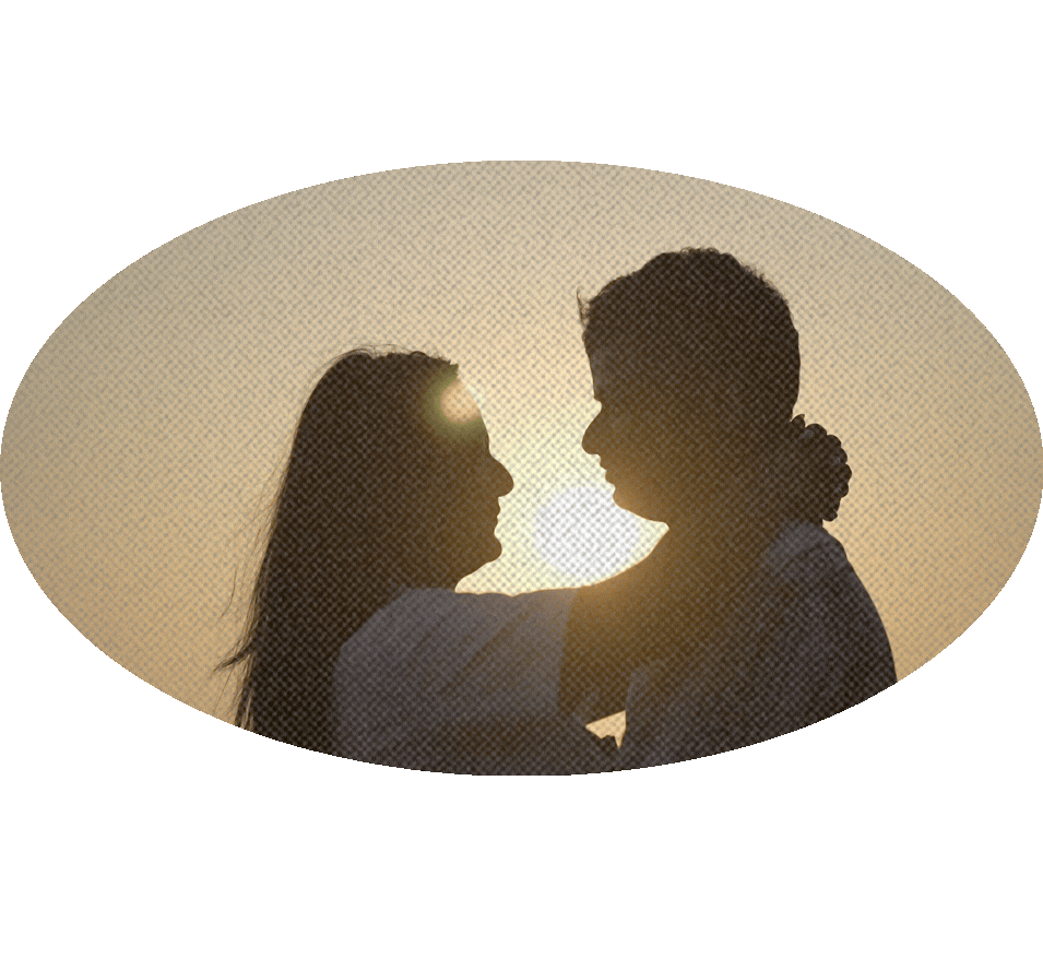 invitacion-digital-boda-epoca-dorada-animacion-pareja-beso-en-la-frente-atardecer-contraluz