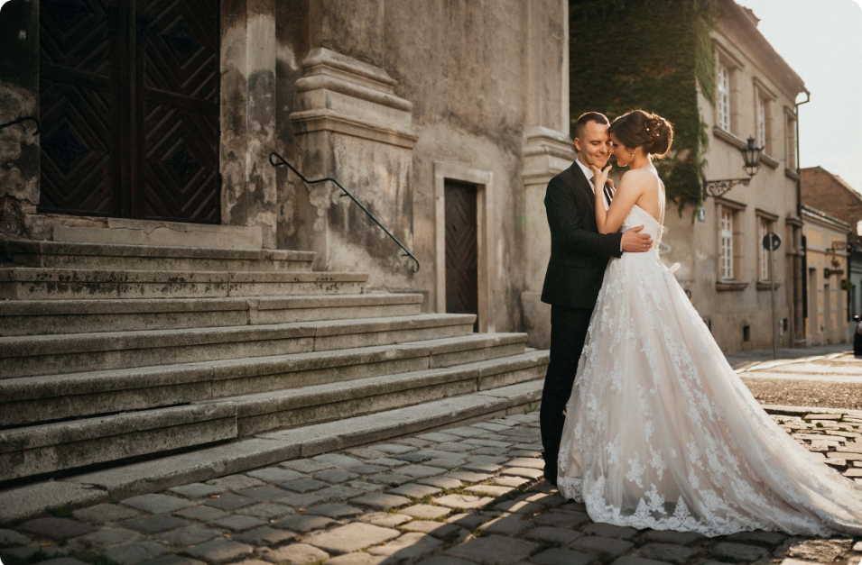 invitacion-digital-boda-epoca-dorada-foto-pareja-en-atrio-iglesia-camino-de-piedra