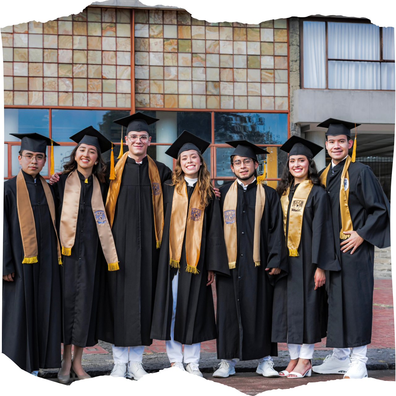 invitacion-digital-gradua-medicine-graduation-fotografia-grupo-de-graduandos-con-toga-y-birrete-bufanda-dorada-diseno-rasgado-arriba-y-abajo