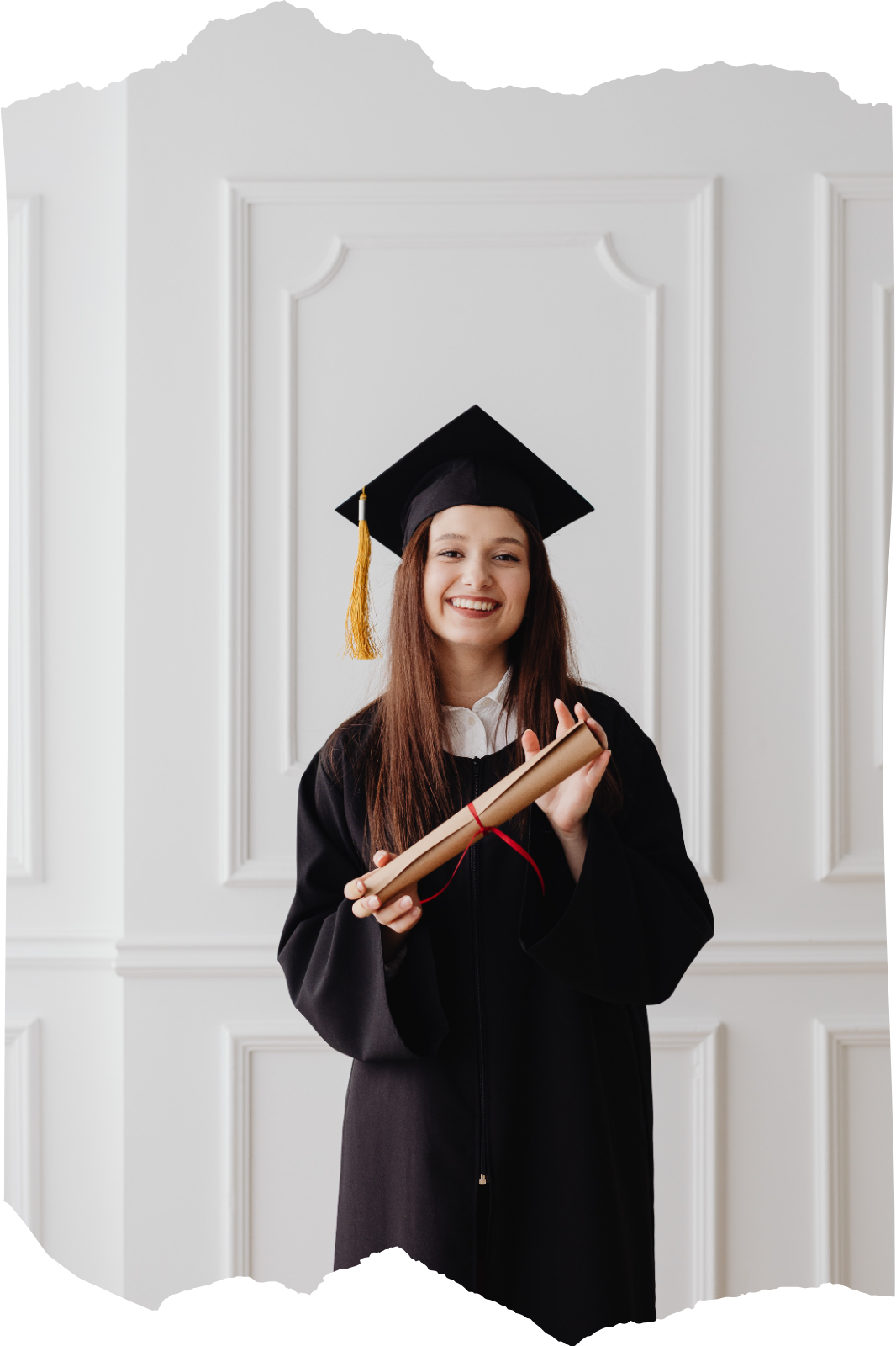 invitacion-digital-gradua-medicine-graduation-fotografia-vertical-mujer-con-toga-y-birrete-con-diploma-diseno-desgarrado-arriba-y-abajo-2