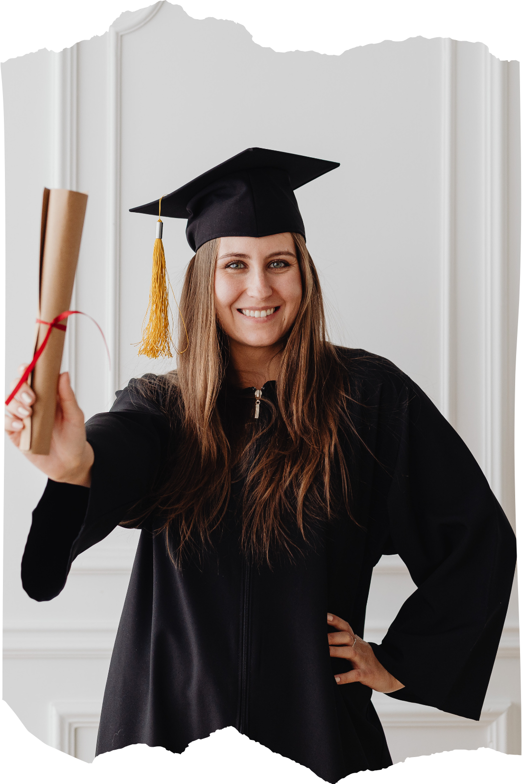 invitacion-digital-gradua-medicine-graduation-fotografia-vertical-mujer-con-toga-y-birrete-con-diploma-diseno-desgarrado-arriba-y-abajo-3
